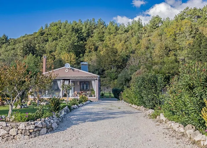 Flower Garden House Vakantiehuis Kouramaditika